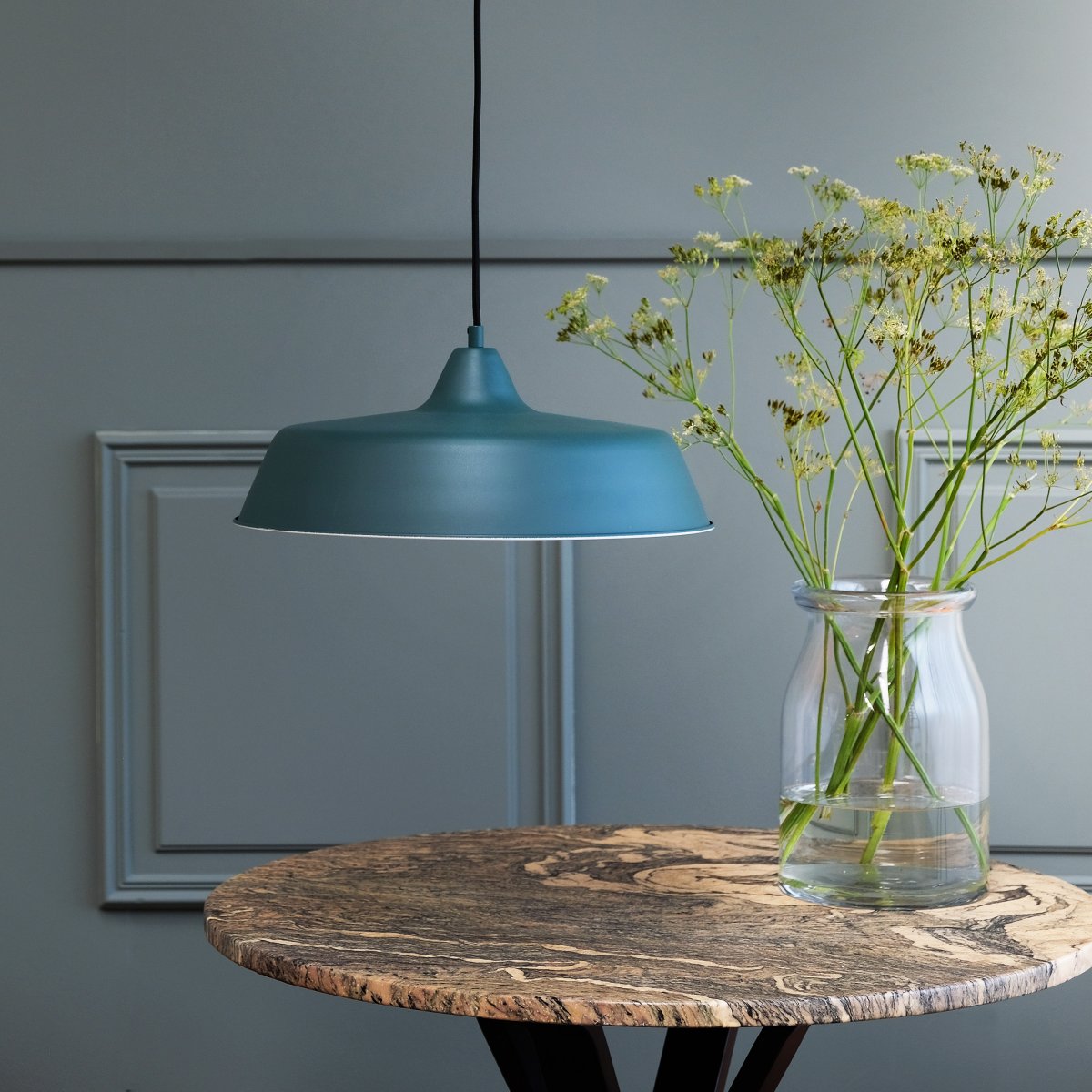 Raw Ø40 Dunkelgrün hängelampe Von Dyberg Larsen - Die Pendelleuchte „Raw“ ist eine moderne und stilvolle Deckenleuchte aus Metall mit charmantem Design.