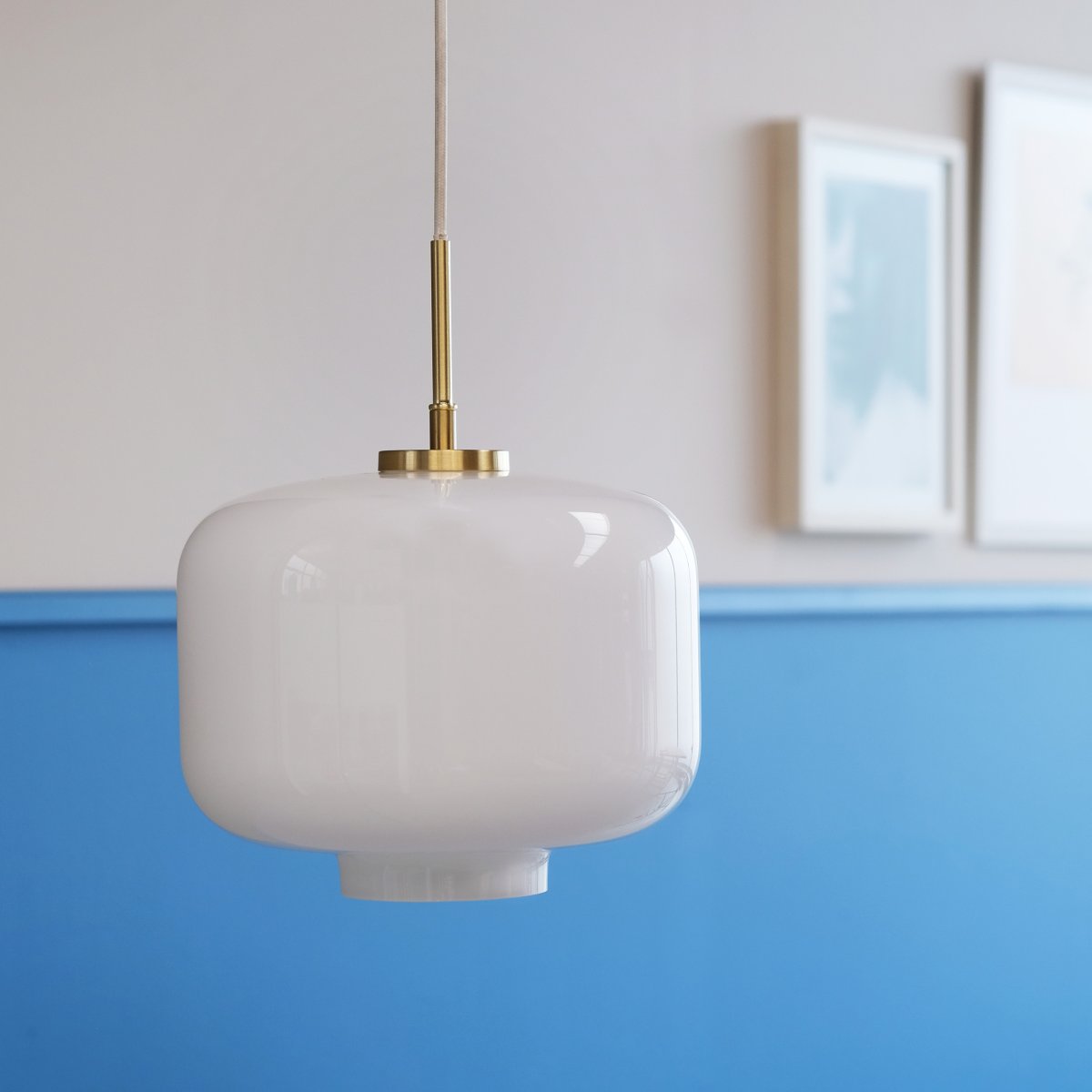 Arp Ø25 Opal hängelampe Von Dyberg Larsen - Die ARP-Deckenleuchte aus opalweißem Glas ist ein klassisches Modell, das in alle Umgebungen passt, sowohl moderne als auch klassische.