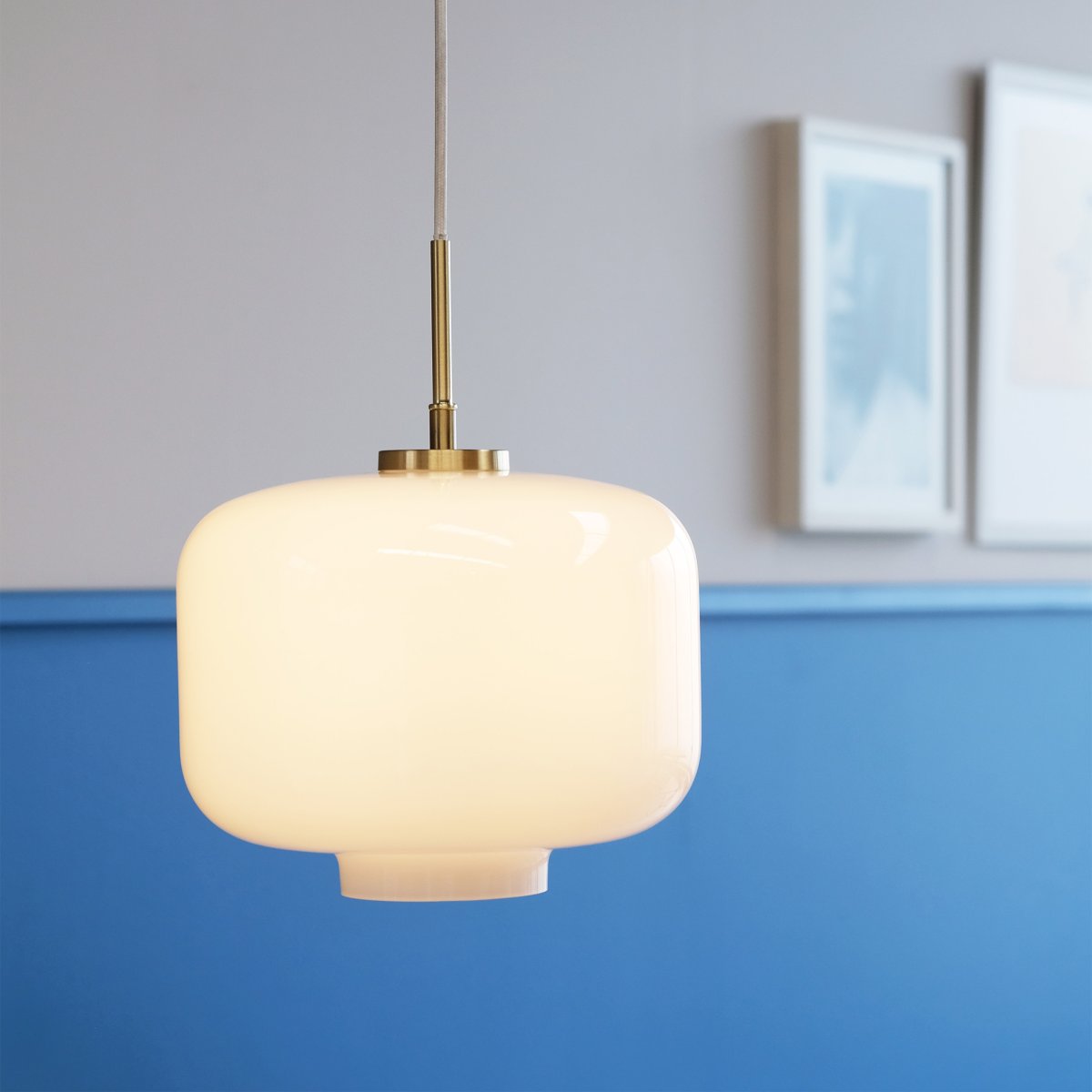 Arp Ø25 Opal hängelampe Von Dyberg Larsen - Die ARP-Deckenleuchte aus opalweißem Glas ist ein klassisches Modell, das in alle Umgebungen passt, sowohl moderne als auch klassische.