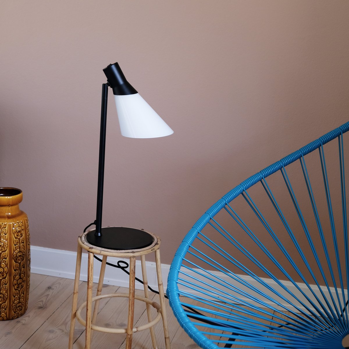 Gent 48cm Schwarz schreibtischlampe Von Dyberg Larsen - Gent ist eine moderne und stilvolle Tischleuchte mit einem Lampenschirm aus Opalglas kombiniert mit schwarzem Metall.