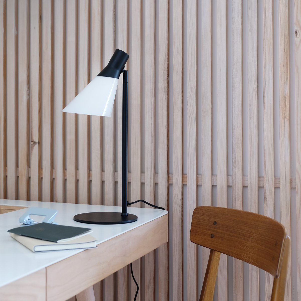 Gent 48cm Schwarz schreibtischlampe Von Dyberg Larsen - Gent ist eine moderne und stilvolle Tischleuchte mit einem Lampenschirm aus Opalglas kombiniert mit schwarzem Metall.
