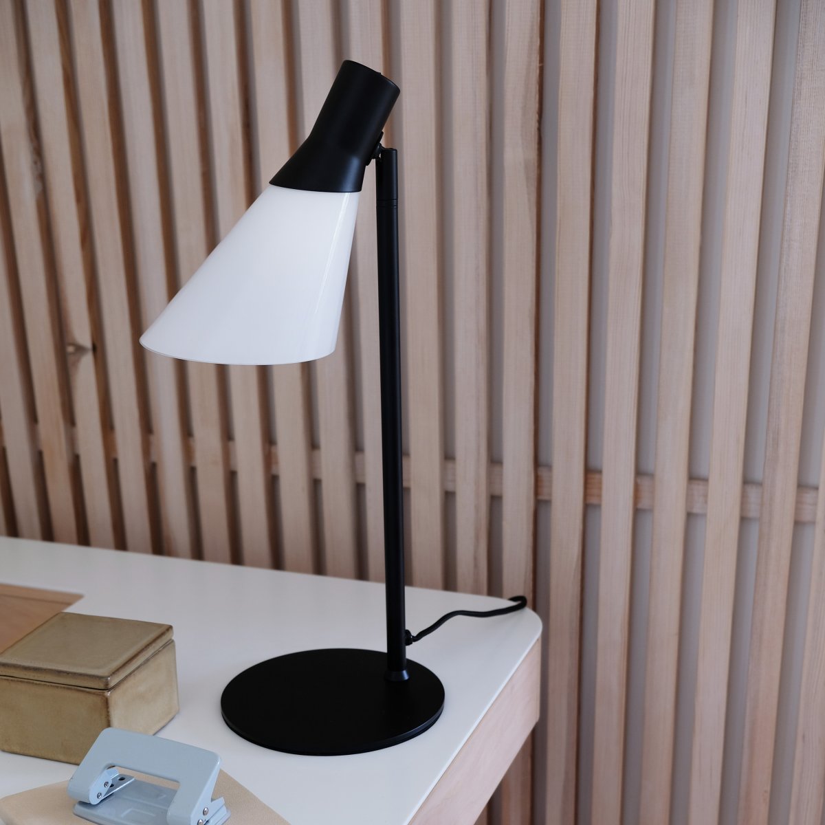 Gent 48cm Schwarz schreibtischlampe Von Dyberg Larsen - Gent ist eine moderne und stilvolle Tischleuchte mit einem Lampenschirm aus Opalglas kombiniert mit schwarzem Metall.