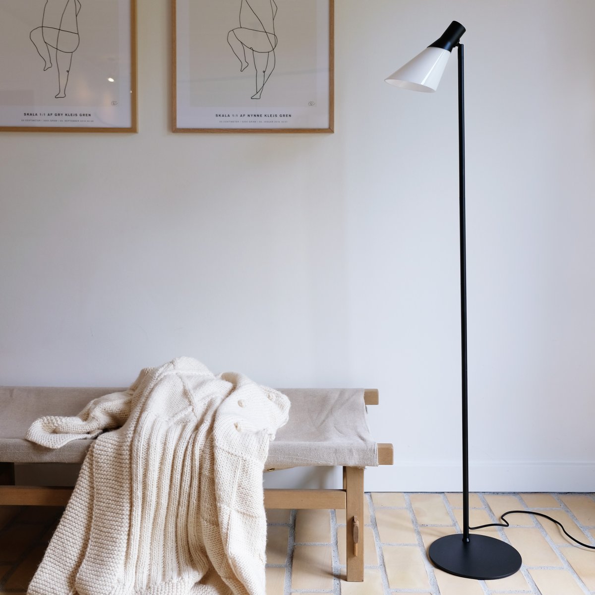 Gent Schwarz stehlampe Von Dyberg Larsen - Gent ist eine moderne und stilvolle Stehleuchte mit einem Lampenschirm aus Opalglas kombiniert mit schwarzem Metall.