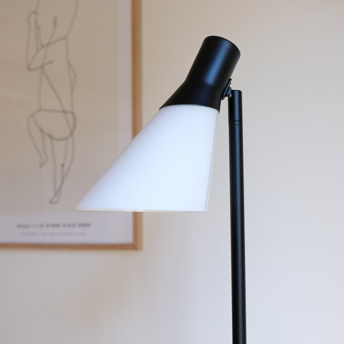 Gent Schwarz stehlampe Von Dyberg Larsen - Gent ist eine moderne und stilvolle Stehleuchte mit einem Lampenschirm aus Opalglas kombiniert mit schwarzem Metall.