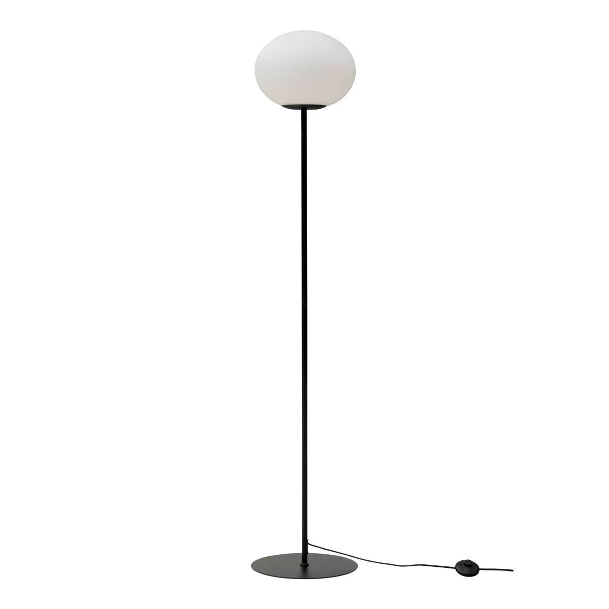 Princess Schwarz stehlampe Von Dyberg Larsen - Die Stehlampe Princess hat ein zeitloses und minimalistisches Design mit einem matten opalwei&szlig;en Glasschirm und einem schwarzen Metallsockel.