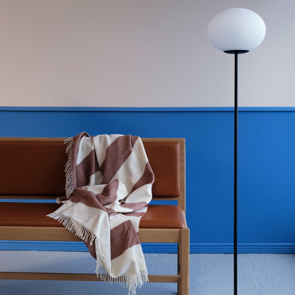 Princess Schwarz stehlampe Von Dyberg Larsen - Die Stehlampe Princess hat ein zeitloses und minimalistisches Design mit einem matten opalwei&szlig;en Glasschirm und einem schwarzen Metallsockel.