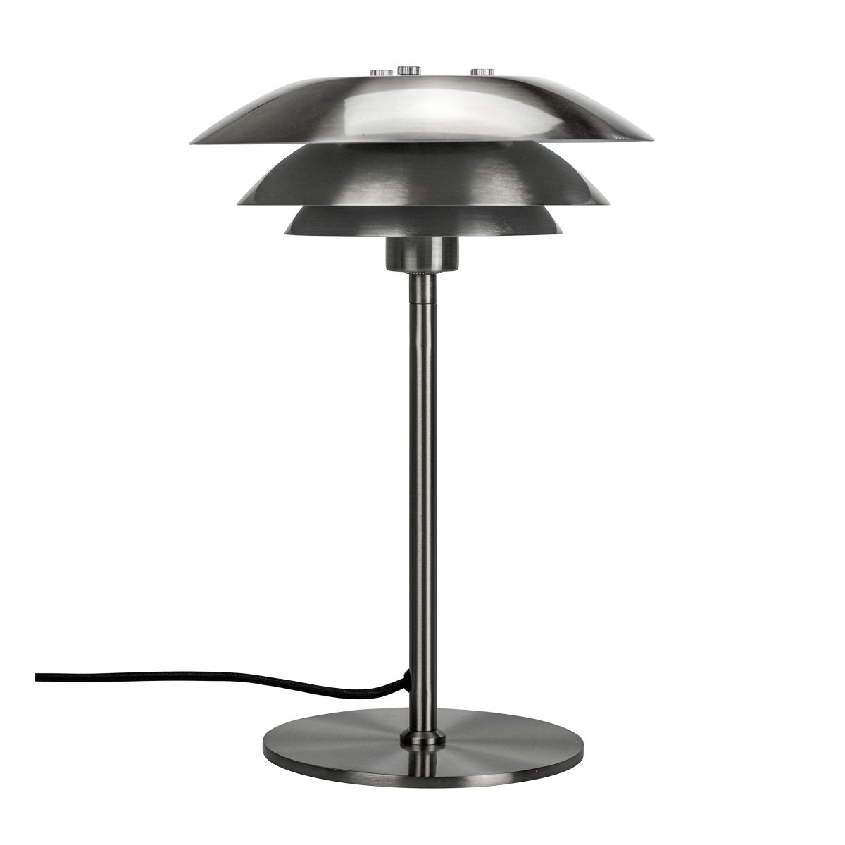 DL20 30cm Gebürsteter Stahl tischlampe Von Dyberg Larsen - Sowohl der Lampenfuß als auch der Lampenschirm sind aus Stahl gefertigt, wodurch ein moderner und eleganter Look entsteht.