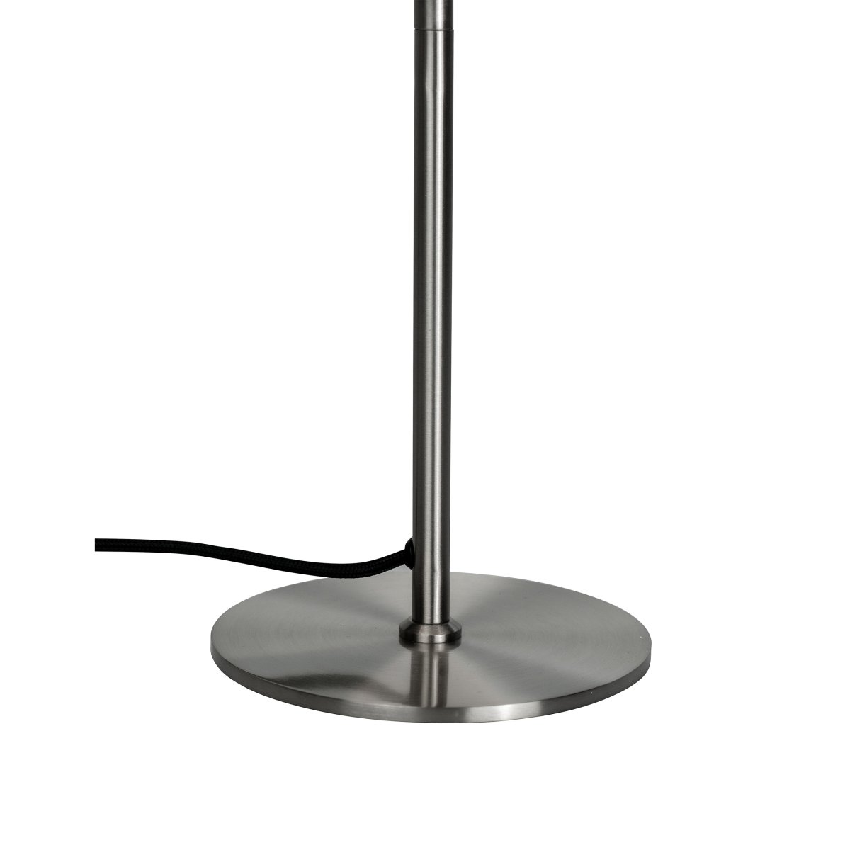 DL20 30cm Gebürsteter Stahl tischlampe Von Dyberg Larsen - Sowohl der Lampenfuß als auch der Lampenschirm sind aus Stahl gefertigt, wodurch ein moderner und eleganter Look entsteht.