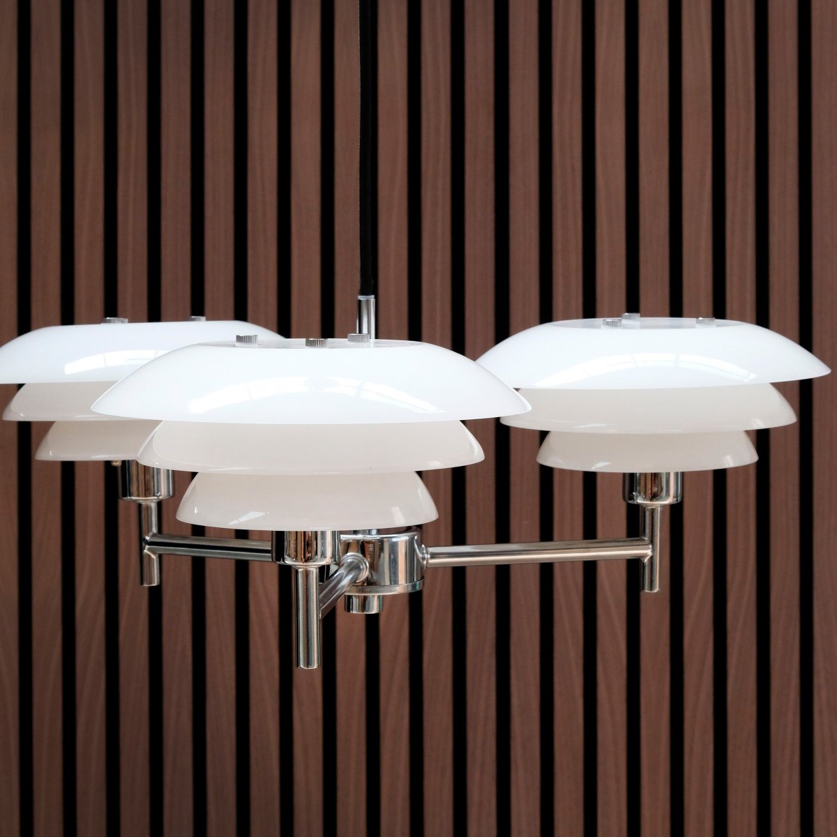 DL20 Ø50 Chrom hängelampe Von Dyberg Larsen - Der Kronleuchter DL20 beh&auml;lt das sch&ouml;ne und &auml;sthetische Design der DL20-Serie sowie ihr warmes, angenehmes Licht bei.