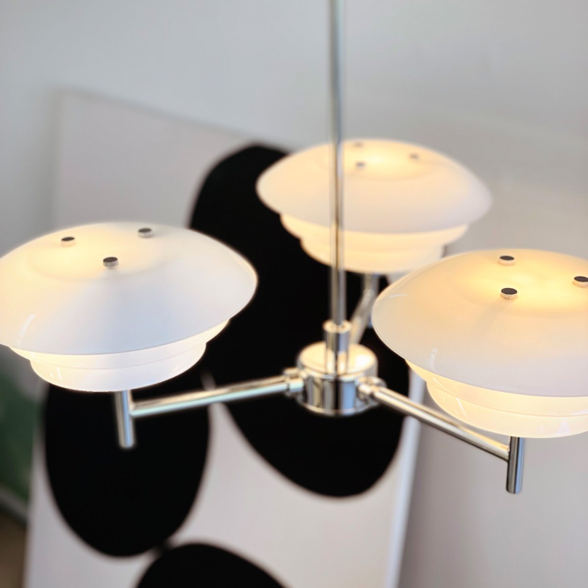 DL20 Ø50 Chrom hängelampe Von Dyberg Larsen - Der Kronleuchter DL20 beh&auml;lt das sch&ouml;ne und &auml;sthetische Design der DL20-Serie sowie ihr warmes, angenehmes Licht bei.