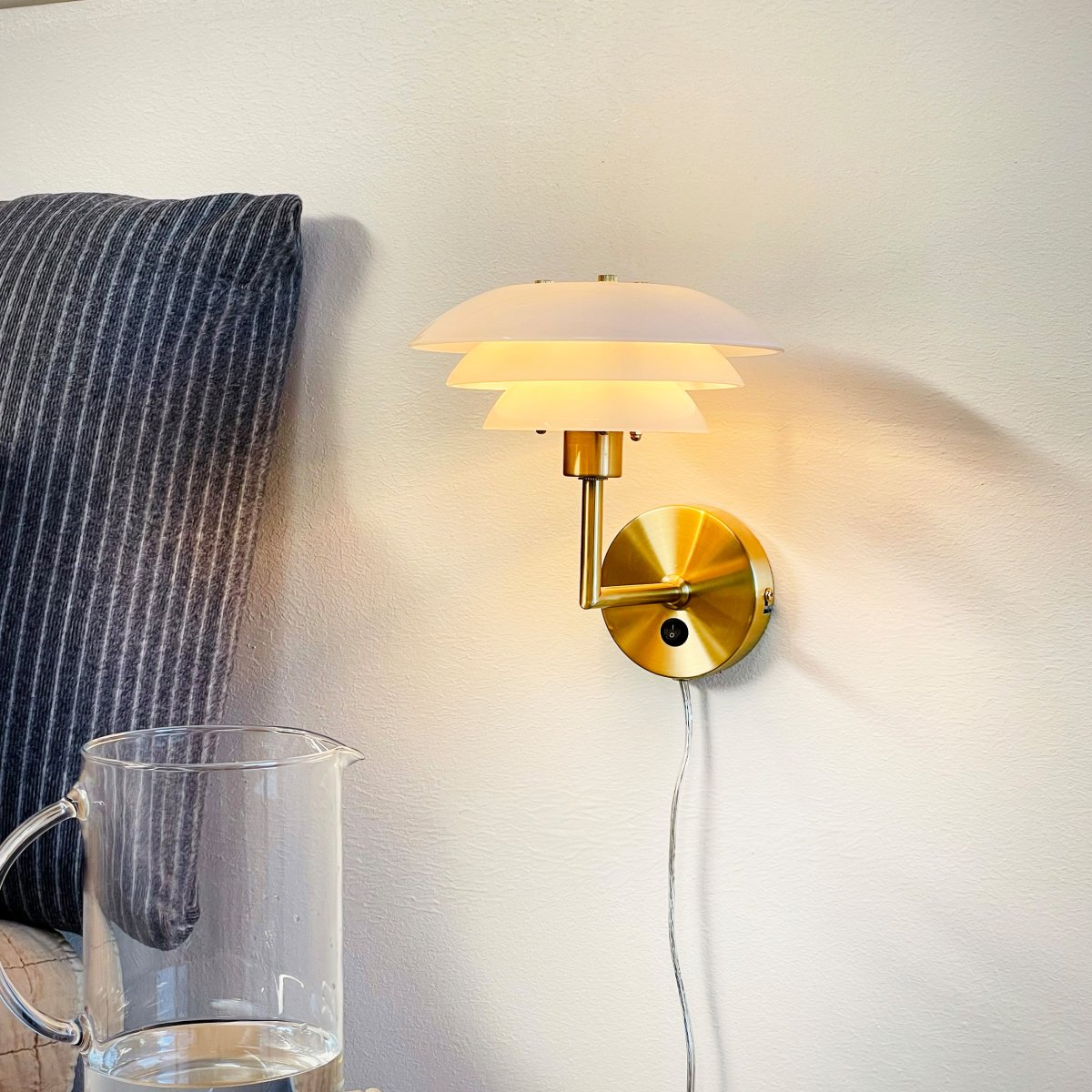 DL20 Messing wandlampe Von Dyberg Larsen - DL20 ist eine elegante Wandleuchte aus Messing und Opalglas, die eine perfekte Balance zwischen Form und Funktion bietet.