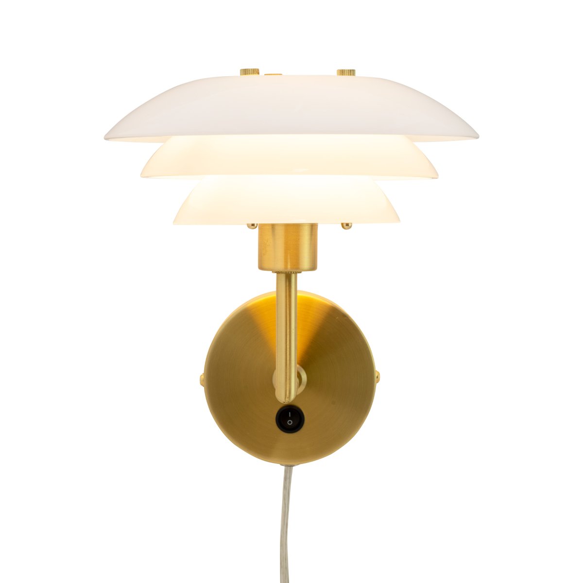 DL20 Messing wandlampe Von Dyberg Larsen - DL20 ist eine elegante Wandleuchte aus Messing und Opalglas, die eine perfekte Balance zwischen Form und Funktion bietet.