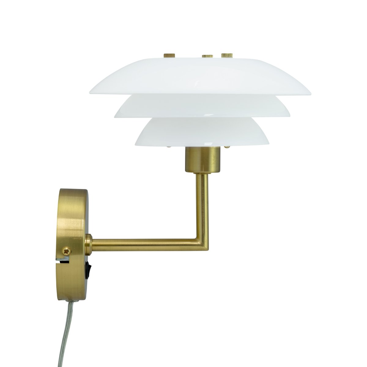 DL20 Messing wandlampe Von Dyberg Larsen - DL20 ist eine elegante Wandleuchte aus Messing und Opalglas, die eine perfekte Balance zwischen Form und Funktion bietet.
