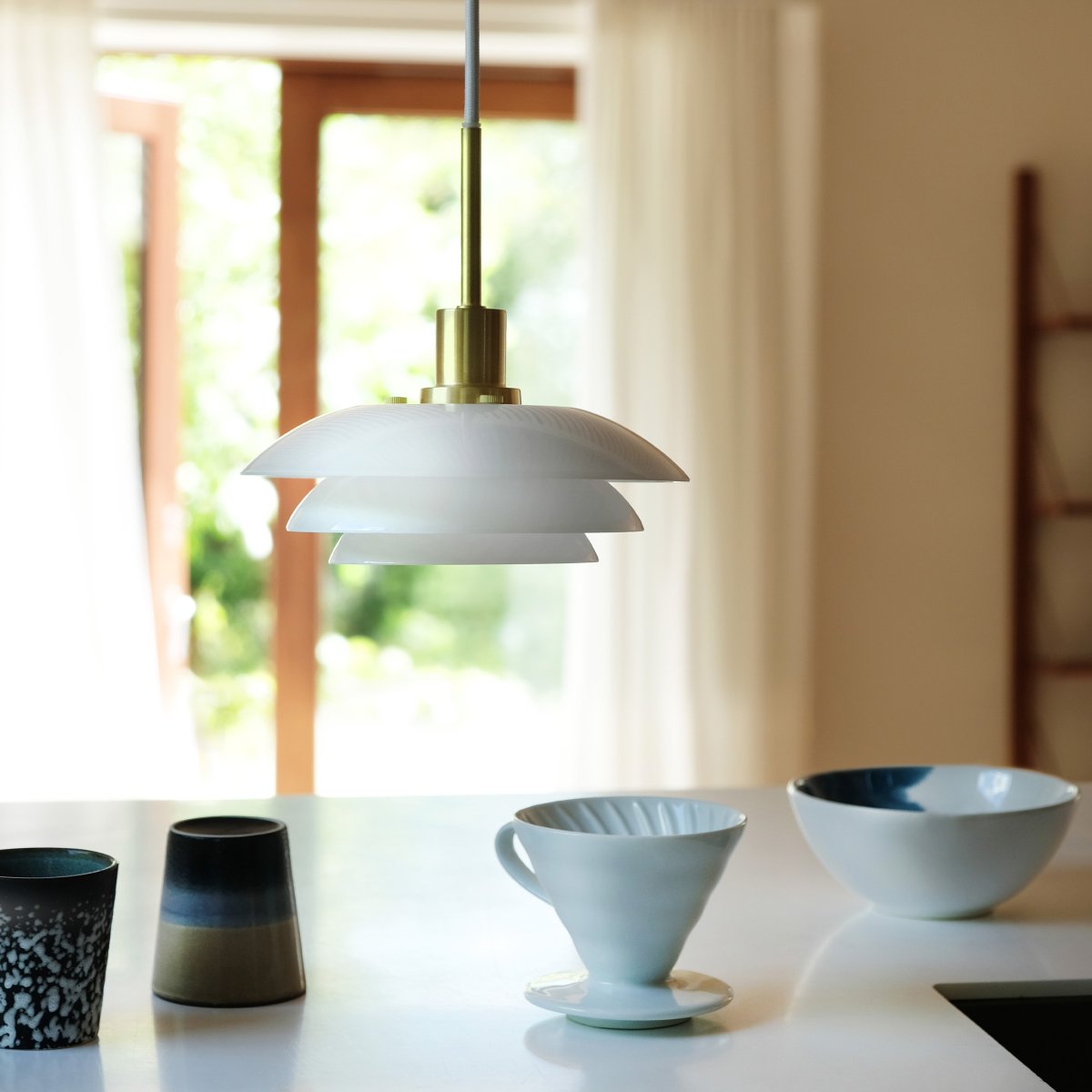 DL20 Ø20 Messing hängelampe Von Dyberg Larsen - Die Pendelleuchte wird mit einem 3 m langen weißen Textilkabel geliefert und hat ein klassisches und modernes Design mit mundgeblasenem Glas.