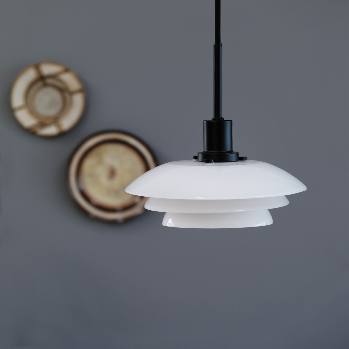 DL20 Ø20 Schwarz hängelampe Von Dyberg Larsen - Die Pendelleuchte wird mit einem 3 m langen schwarzen Textilkabel geliefert und hat ein klassisches und modernes Design mit mundgeblasenem Glas.
