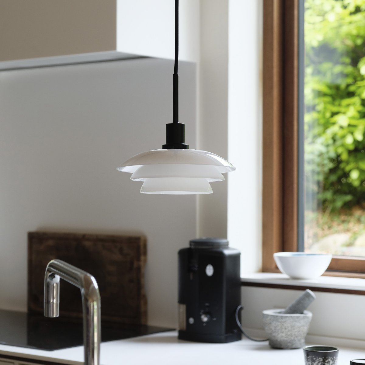 DL20 Ø20 Schwarz hängelampe Von Dyberg Larsen - Die Pendelleuchte wird mit einem 3 m langen schwarzen Textilkabel geliefert und hat ein klassisches und modernes Design mit mundgeblasenem Glas.