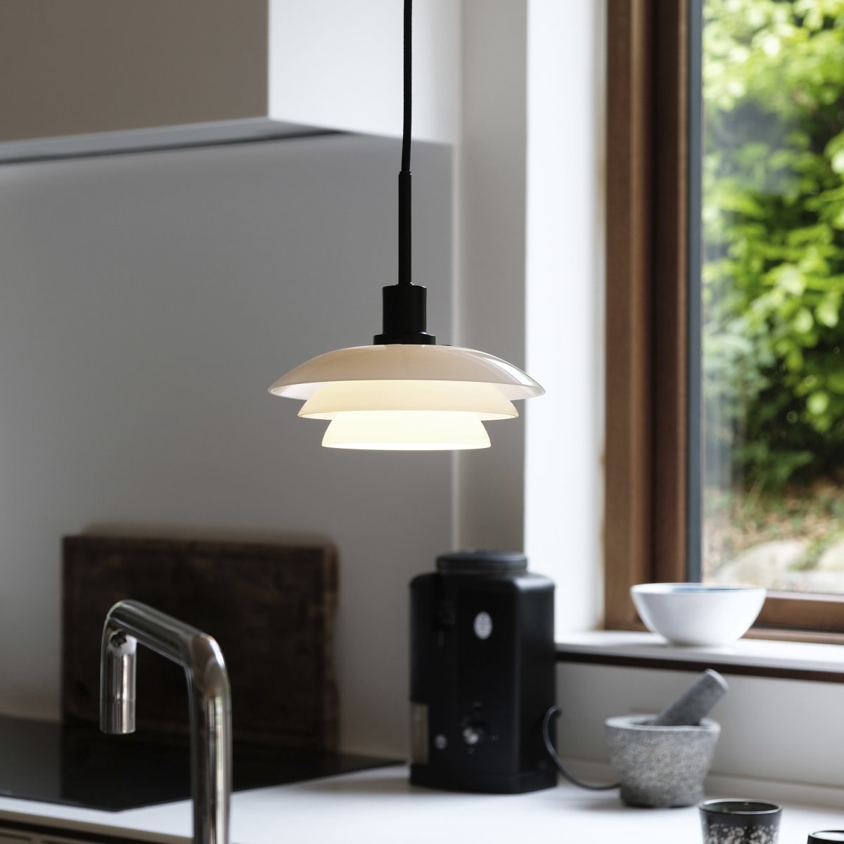 DL20 Ø20 Schwarz hängelampe Von Dyberg Larsen - Die Pendelleuchte wird mit einem 3 m langen schwarzen Textilkabel geliefert und hat ein klassisches und modernes Design mit mundgeblasenem Glas.