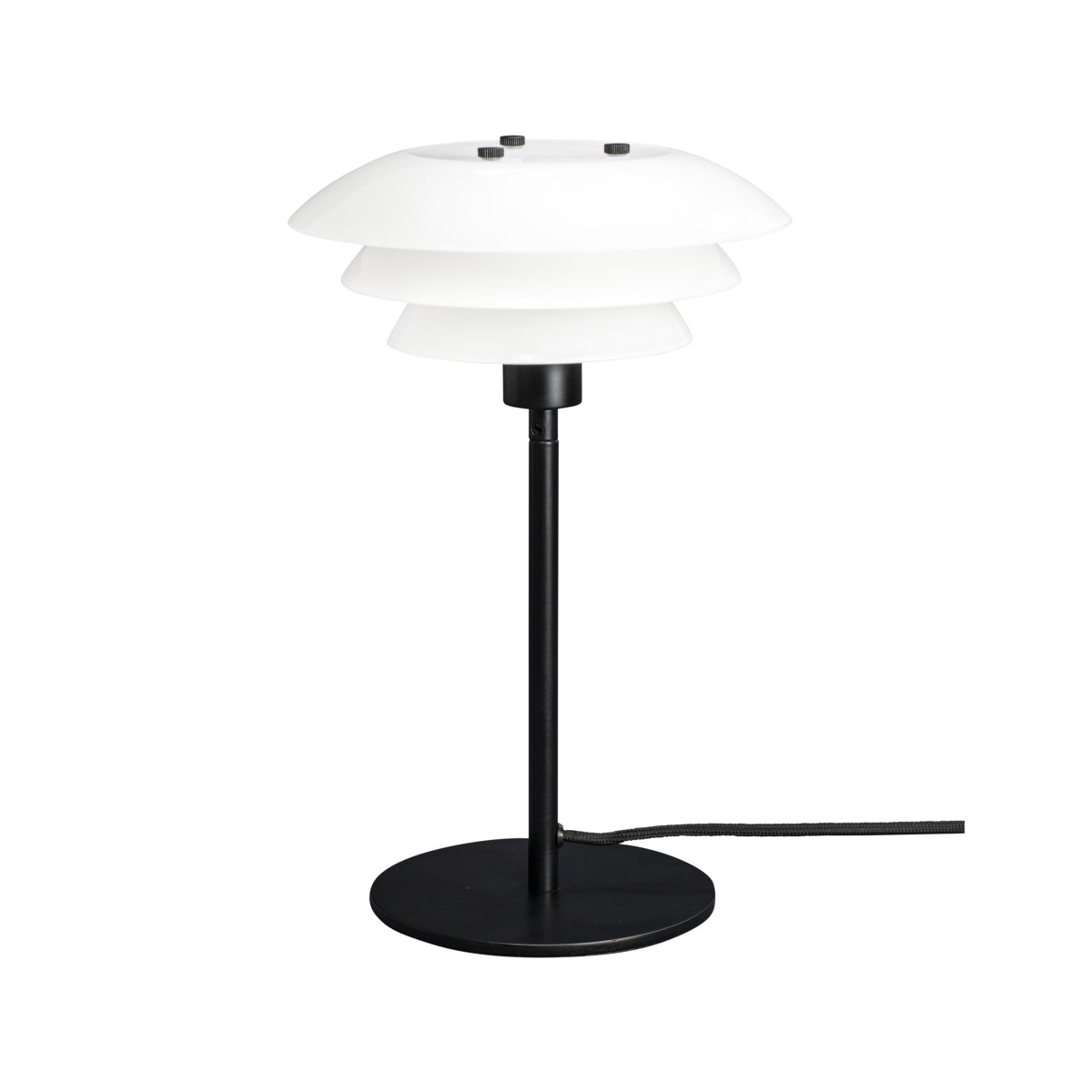 DL20 30cm Schwarz tischlampe Von Dyberg Larsen - Die Tischleuchte DL20 in Opalglas und Schwarz verf&uuml;gt &uuml;ber ein exklusives und luxuri&ouml;ses Design, das nicht nur sch&ouml;n ist, sondern dem Raum auch eine angenehme Beleuchtung verleiht und f&uuml;r alle Gelegenheiten die perfekte Atmosph&auml;re schafft.