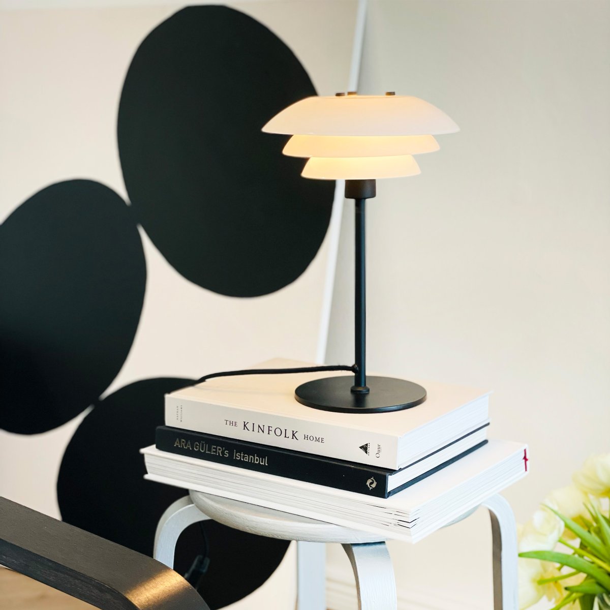 DL20 30cm Schwarz tischlampe Von Dyberg Larsen - Die Tischleuchte DL20 in Opalglas und Schwarz verf&uuml;gt &uuml;ber ein exklusives und luxuri&ouml;ses Design, das nicht nur sch&ouml;n ist, sondern dem Raum auch eine angenehme Beleuchtung verleiht und f&uuml;r alle Gelegenheiten die perfekte Atmosph&auml;re schafft.