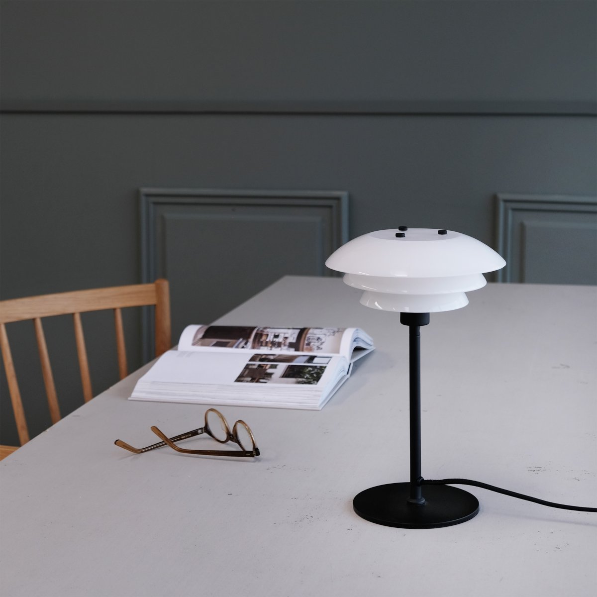 DL20 30cm Schwarz tischlampe Von Dyberg Larsen - Die Tischleuchte DL20 in Opalglas und Schwarz verf&uuml;gt &uuml;ber ein exklusives und luxuri&ouml;ses Design, das nicht nur sch&ouml;n ist, sondern dem Raum auch eine angenehme Beleuchtung verleiht und f&uuml;r alle Gelegenheiten die perfekte Atmosph&auml;re schafft.