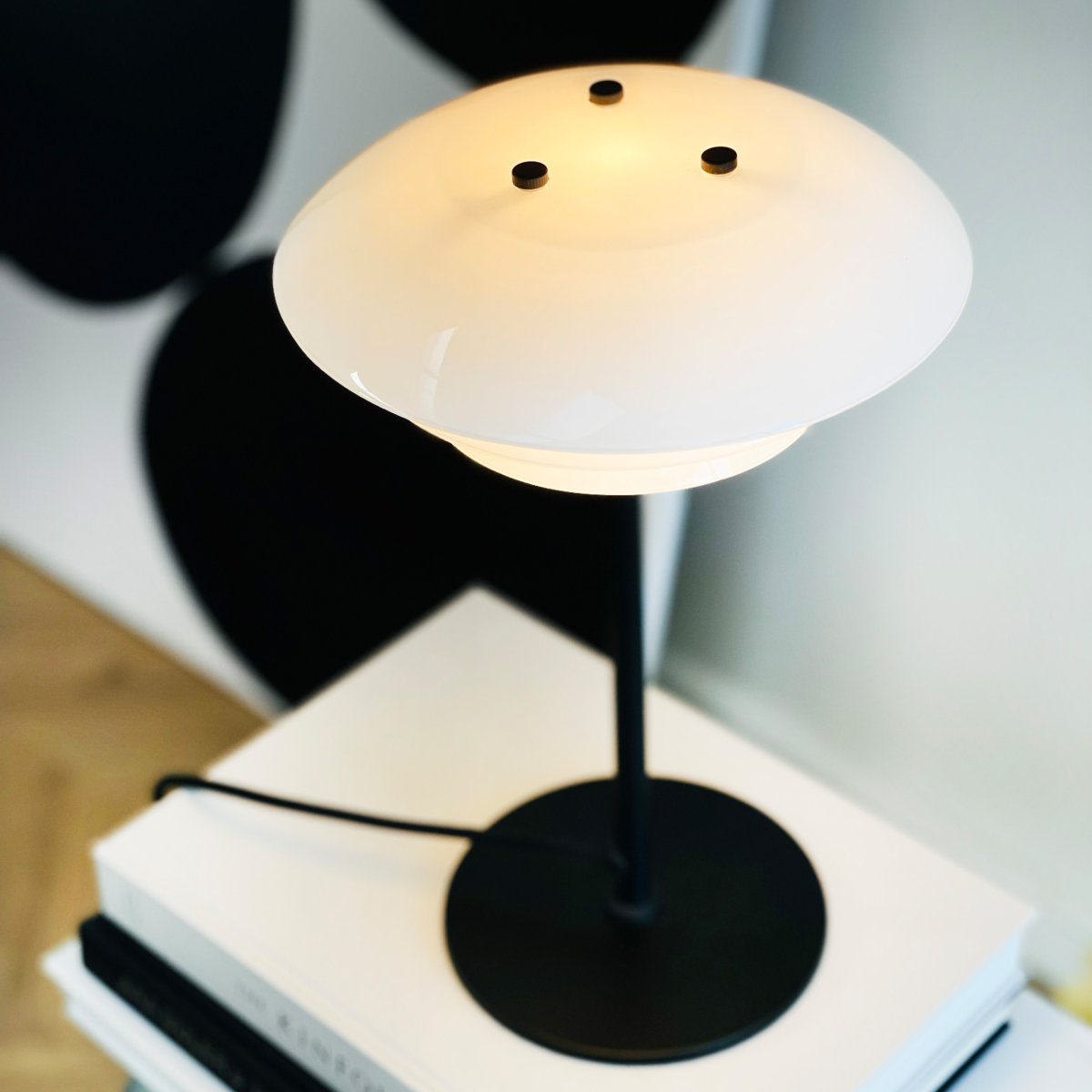 DL20 30cm Schwarz tischlampe Von Dyberg Larsen - Die Tischleuchte DL20 in Opalglas und Schwarz verf&uuml;gt &uuml;ber ein exklusives und luxuri&ouml;ses Design, das nicht nur sch&ouml;n ist, sondern dem Raum auch eine angenehme Beleuchtung verleiht und f&uuml;r alle Gelegenheiten die perfekte Atmosph&auml;re schafft.