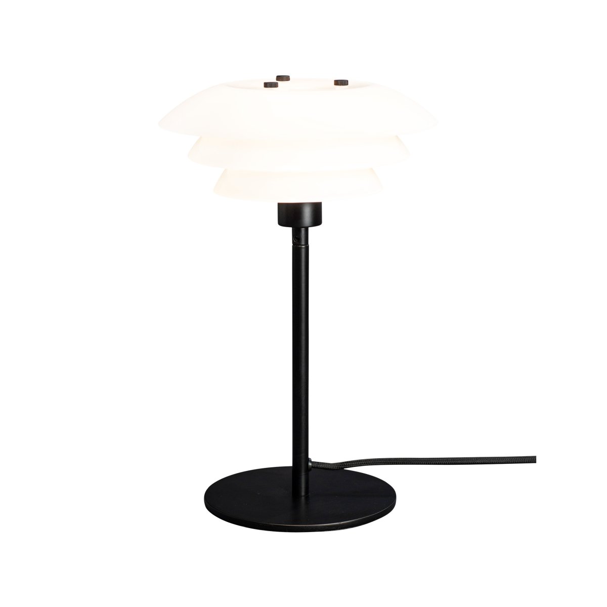 DL20 30cm Schwarz tischlampe Von Dyberg Larsen - Die Tischleuchte DL20 in Opalglas und Schwarz verf&uuml;gt &uuml;ber ein exklusives und luxuri&ouml;ses Design, das nicht nur sch&ouml;n ist, sondern dem Raum auch eine angenehme Beleuchtung verleiht und f&uuml;r alle Gelegenheiten die perfekte Atmosph&auml;re schafft.