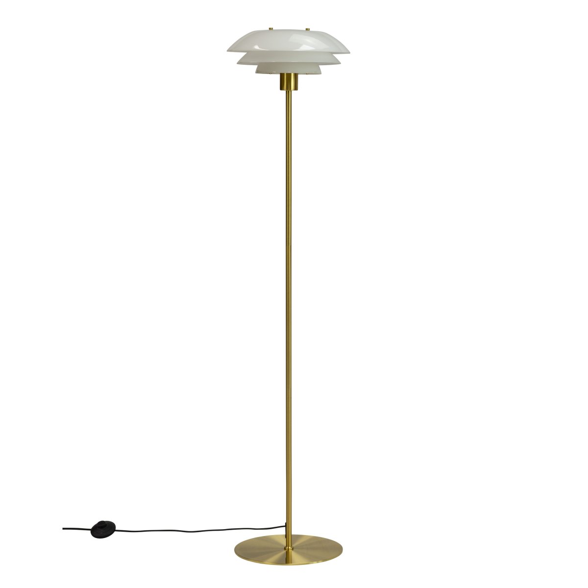 DL31 Messing stehlampe Von Dyberg Larsen - Die Stehlampe DL31 aus Messing und Opalglas ist sowohl elegant als auch funktional und perfekt geeignet, um in Ihrem Zuhause eine warme Atmosphäre zu schaffen.