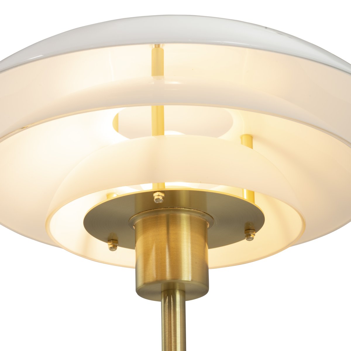 DL31 Messing stehlampe Von Dyberg Larsen - Die Stehlampe DL31 aus Messing und Opalglas ist sowohl elegant als auch funktional und perfekt geeignet, um in Ihrem Zuhause eine warme Atmosphäre zu schaffen.