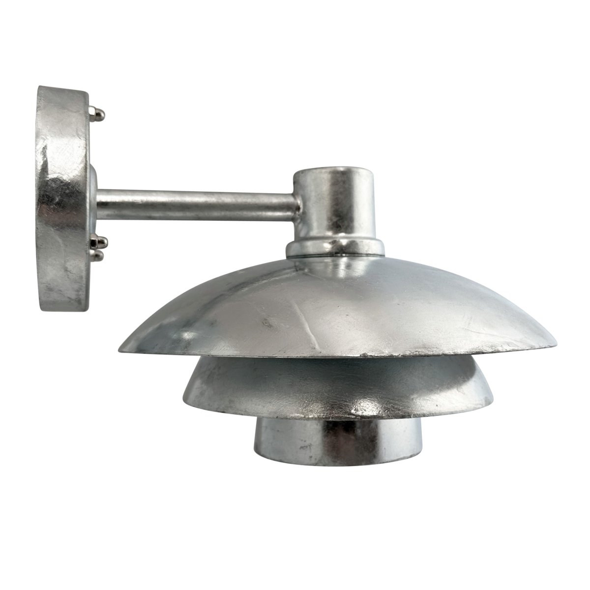 Morph Verzinkt außenlampe Von Dyberg Larsen - Schaffen Sie mit der Morph-Fassadenleuchte aus verzinktem Stahl eine einladende Atmosphäre vor Ihrer Haustür.