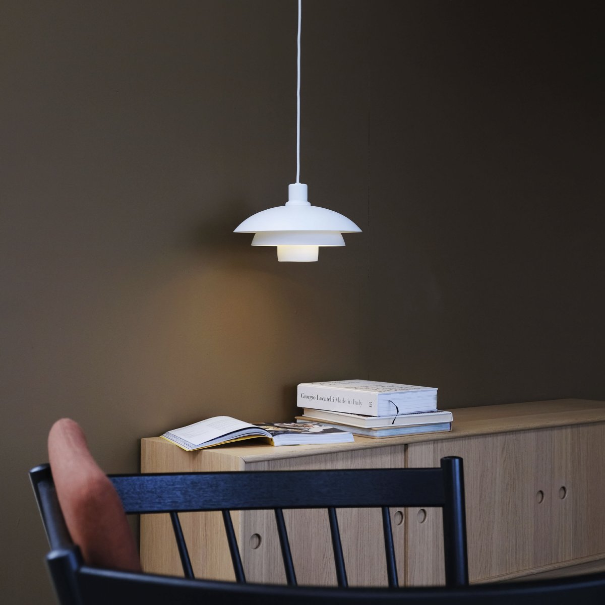 Morph Ø30 Weiß hängelampe Von Dyberg Larsen - Die Montage der Blenden erfolgt nach der Befestigung der Lampenfassung durch die obere Blende.