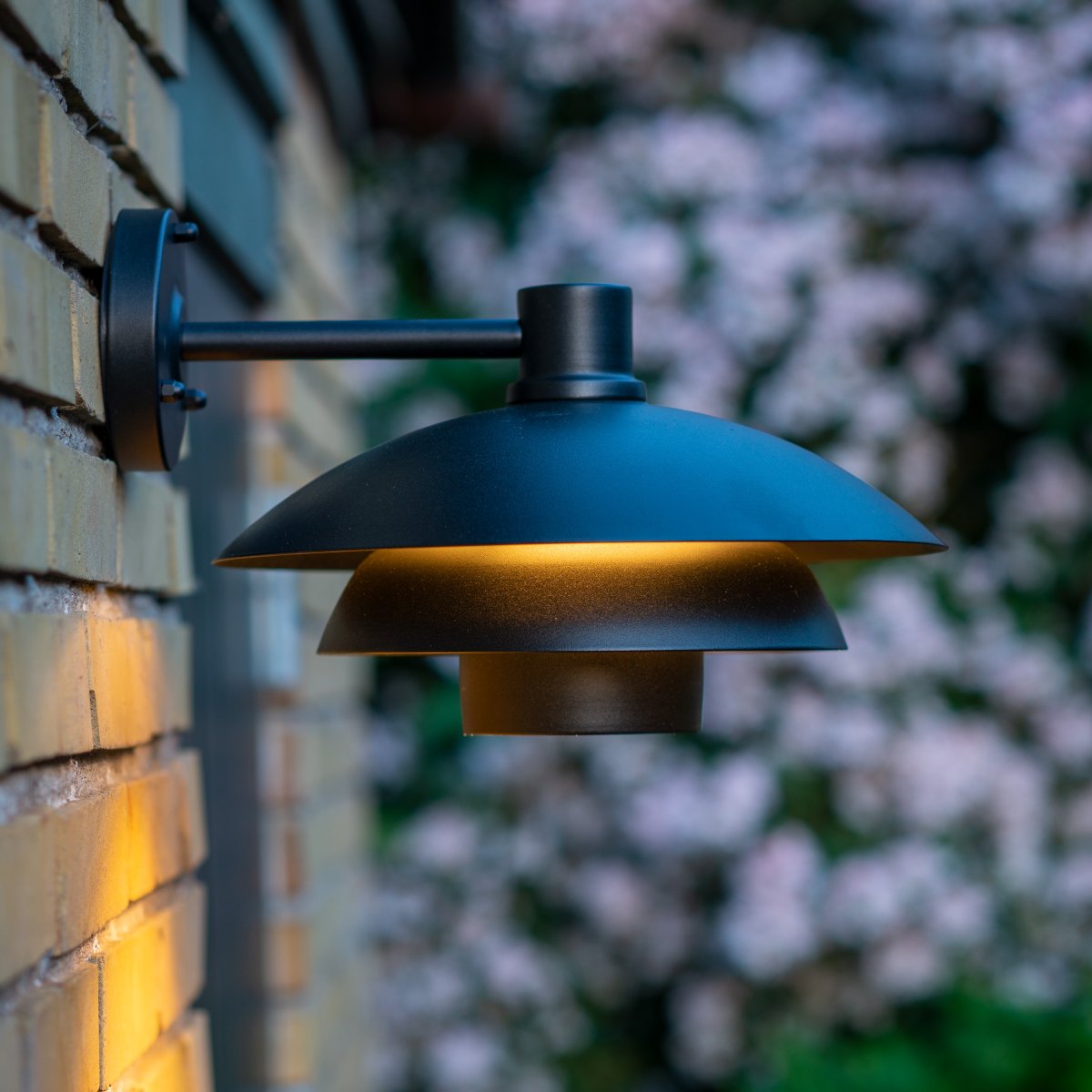 Morph Schwarz außenlampe Von Dyberg Larsen - Schaffen Sie mit der Morph-Außenbeleuchtung aus wunderschönem schwarzem Metall eine einladende Atmosphäre vor Ihrer Haustür.