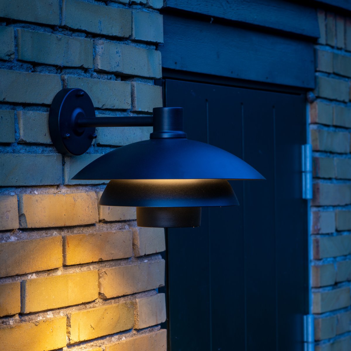 Morph Schwarz außenlampe Von Dyberg Larsen - Schaffen Sie mit der Morph-Außenbeleuchtung aus wunderschönem schwarzem Metall eine einladende Atmosphäre vor Ihrer Haustür.