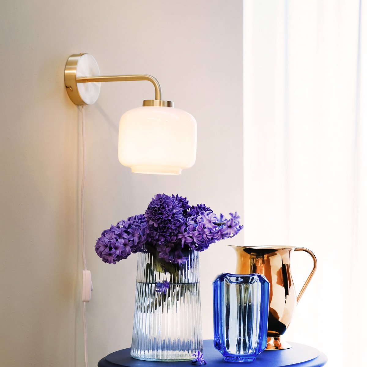 Arp Ø15 Messing wandlampe Von Dyberg Larsen - Die Wandleuchte Arp aus mattiertem Messing und Opalglas vereint modernes und klassisches Design.