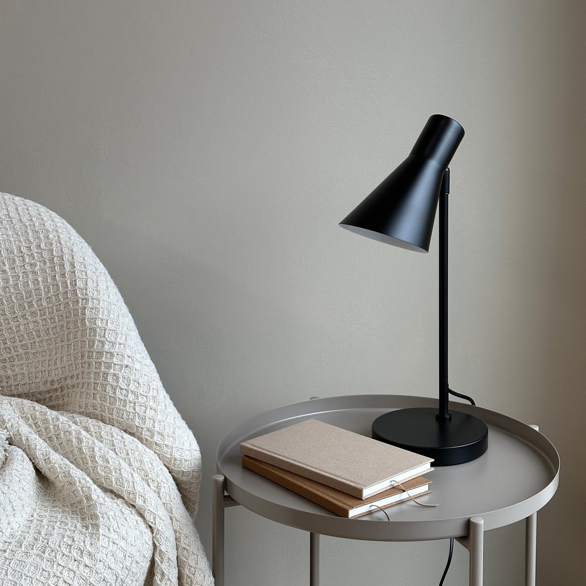 DL12 45cm Schwarz schreibtischlampe Von Dyberg Larsen - DL12 Tischleuchte aus mattschwarzem Metall, mit dreh- und neigbarem Schirm.