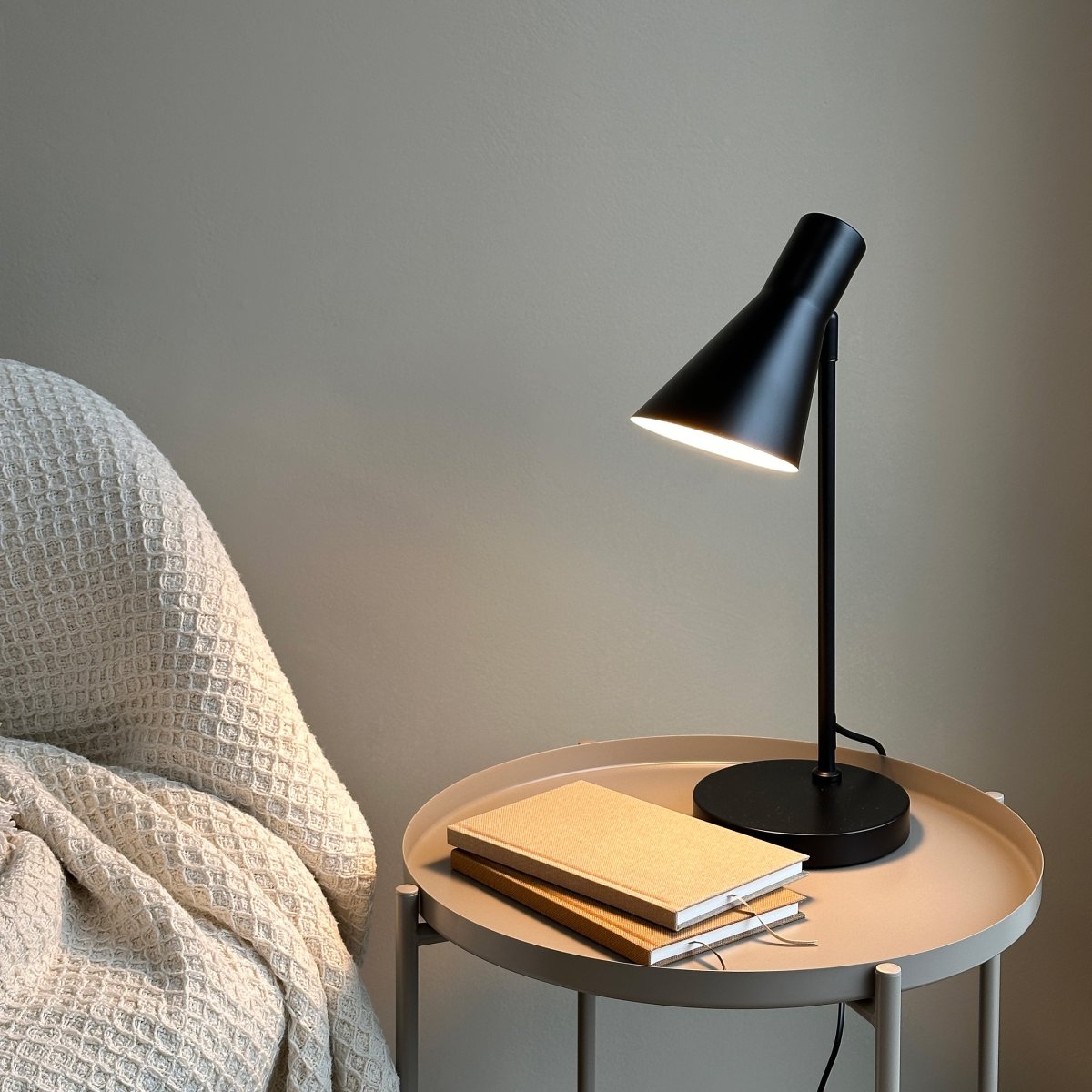 DL12 45cm Schwarz schreibtischlampe Von Dyberg Larsen - DL12 Tischleuchte aus mattschwarzem Metall, mit dreh- und neigbarem Schirm.