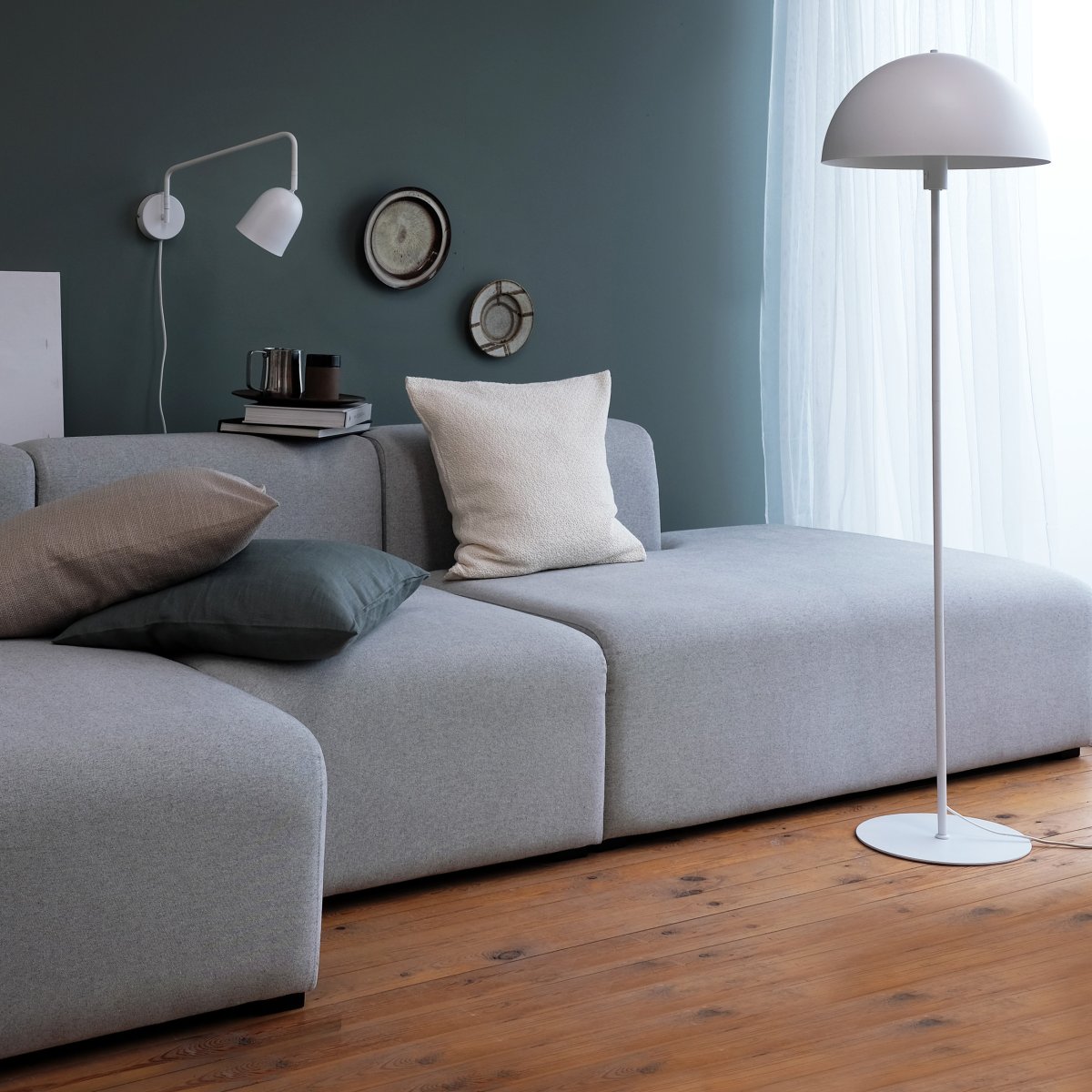 Stockholm Weiß stehlampe Von Dyberg Larsen - Die wei&szlig;e Stehleuchte der Serie Stockholm mit einer H&ouml;he von 140 cm eignet sich ideal zur Beleuchtung von Wohnzimmer, Schlafzimmer, B&uuml;ro und vielen weiteren R&auml;umen.