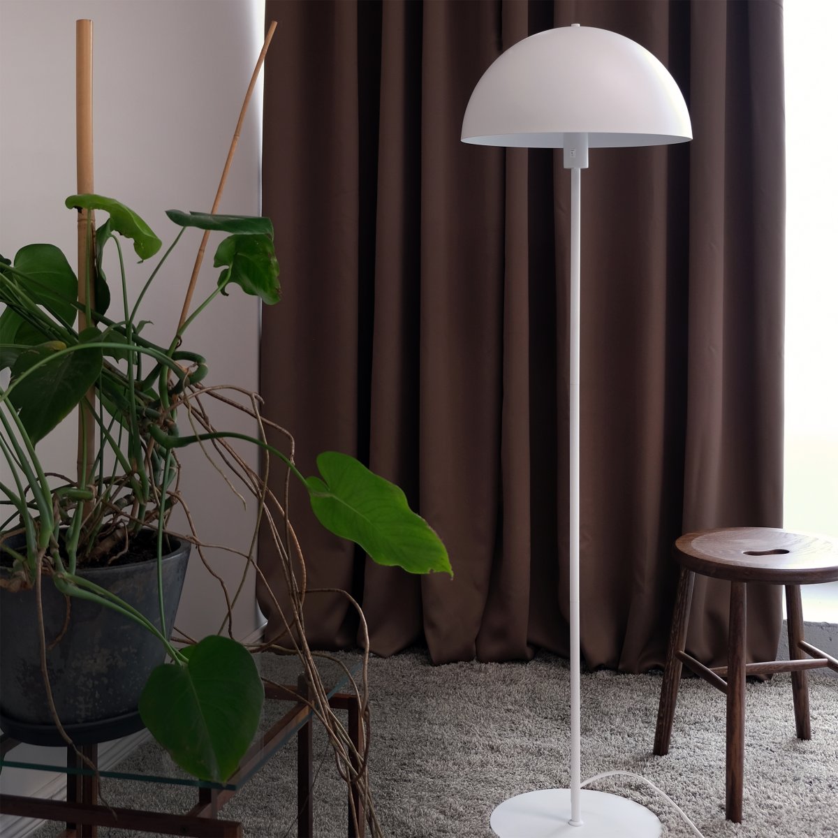 Stockholm Weiß stehlampe Von Dyberg Larsen - Die wei&szlig;e Stehleuchte der Serie Stockholm mit einer H&ouml;he von 140 cm eignet sich ideal zur Beleuchtung von Wohnzimmer, Schlafzimmer, B&uuml;ro und vielen weiteren R&auml;umen.