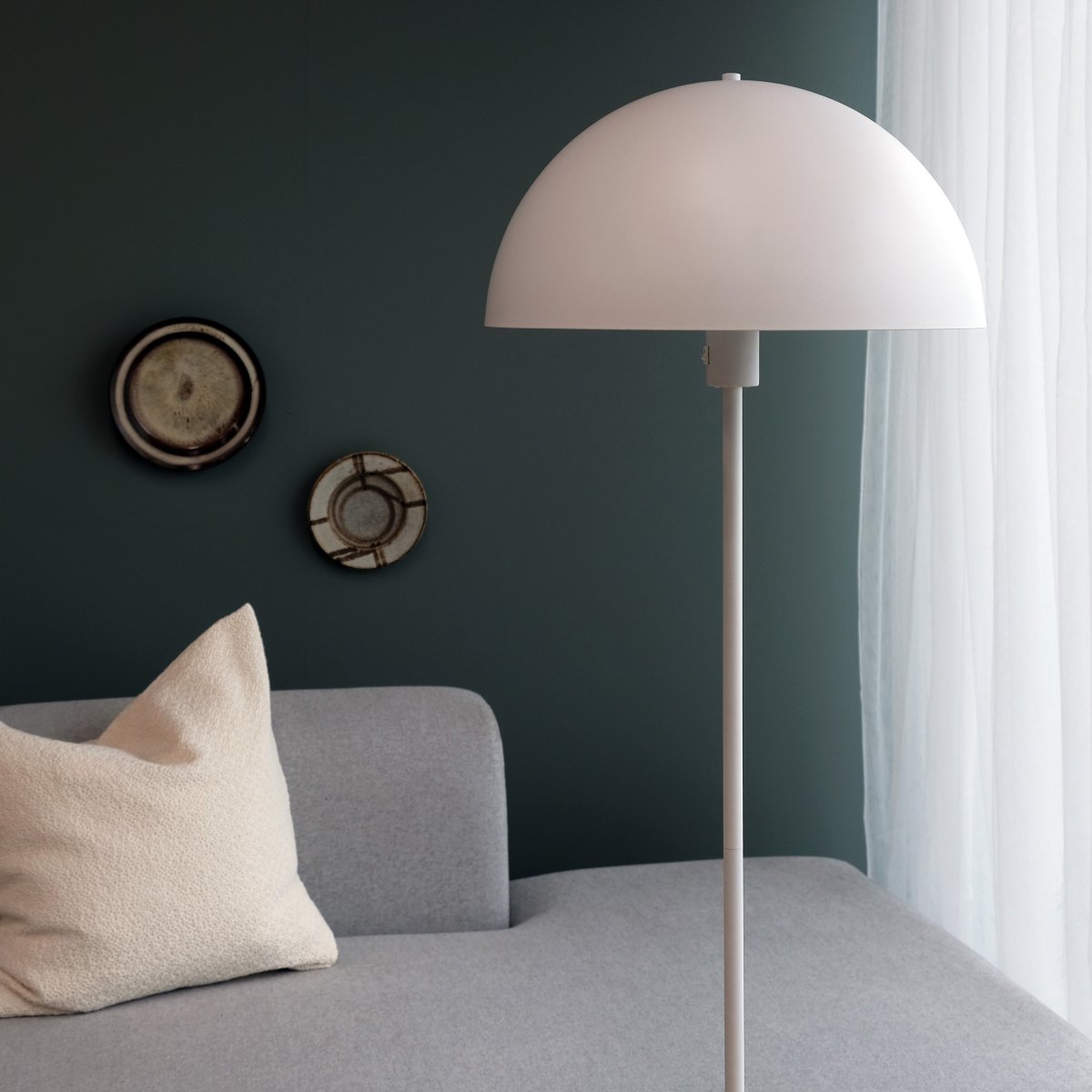 Stockholm Weiß stehlampe Von Dyberg Larsen - Die wei&szlig;e Stehleuchte der Serie Stockholm mit einer H&ouml;he von 140 cm eignet sich ideal zur Beleuchtung von Wohnzimmer, Schlafzimmer, B&uuml;ro und vielen weiteren R&auml;umen.