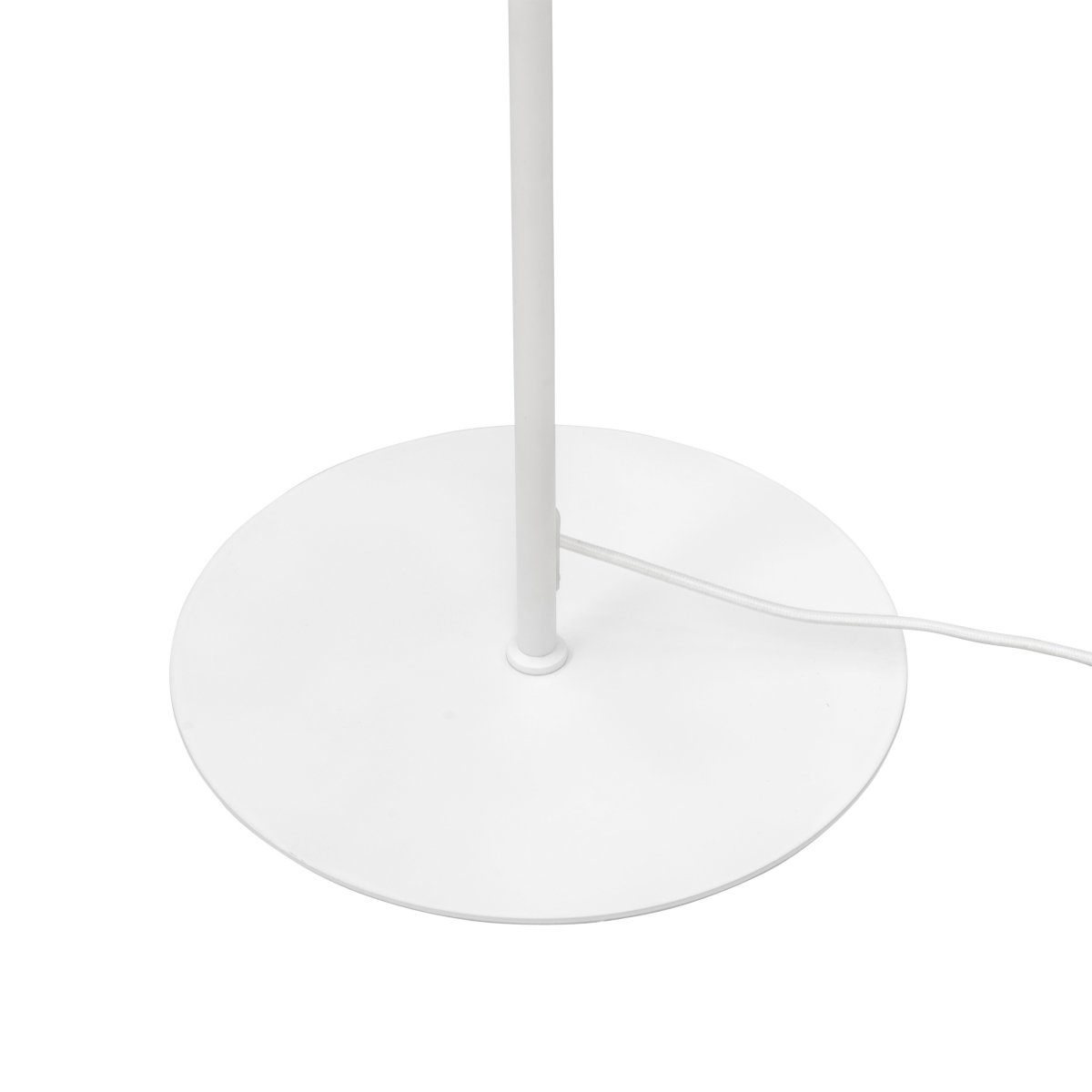 Stockholm Weiß stehlampe Von Dyberg Larsen - Die wei&szlig;e Stehleuchte der Serie Stockholm mit einer H&ouml;he von 140 cm eignet sich ideal zur Beleuchtung von Wohnzimmer, Schlafzimmer, B&uuml;ro und vielen weiteren R&auml;umen.