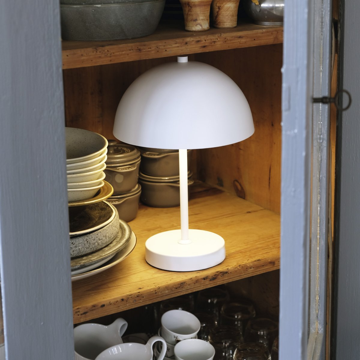 Stockholm 30cm Weiß tragbare Von Dyberg Larsen - Die Stockholm LED-Tischleuchte in Wei&szlig; ist eine wiederaufladbare Lampe mit drei Helligkeitsstufen (100 %, 50 % und 25 %), ideal sowohl f&uuml;r den Innen- als auch den gelegentlichen Au&szlig;enbereich.
