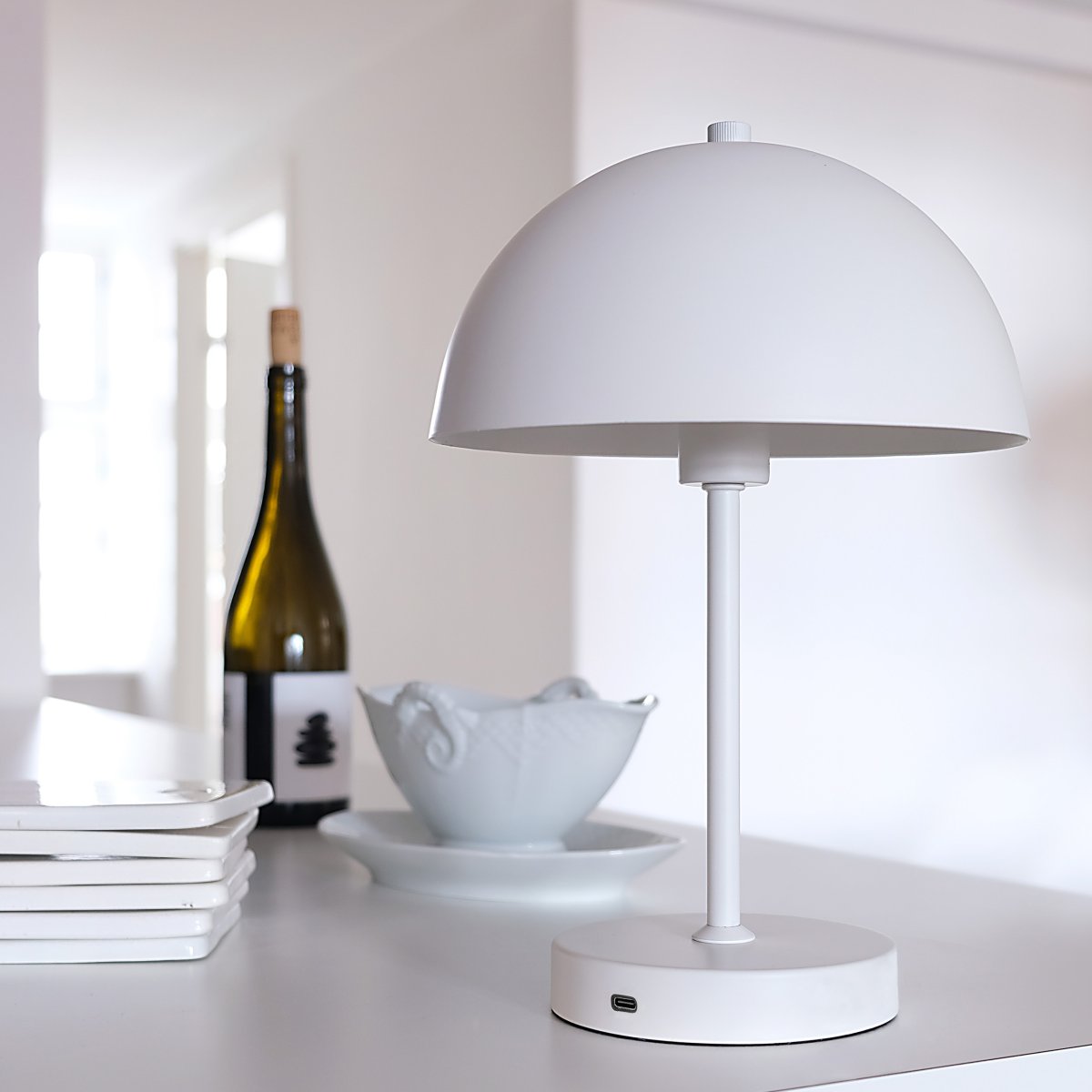 Stockholm 30cm Weiß tragbare Von Dyberg Larsen - Die Stockholm LED-Tischleuchte in Wei&szlig; ist eine wiederaufladbare Lampe mit drei Helligkeitsstufen (100 %, 50 % und 25 %), ideal sowohl f&uuml;r den Innen- als auch den gelegentlichen Au&szlig;enbereich.