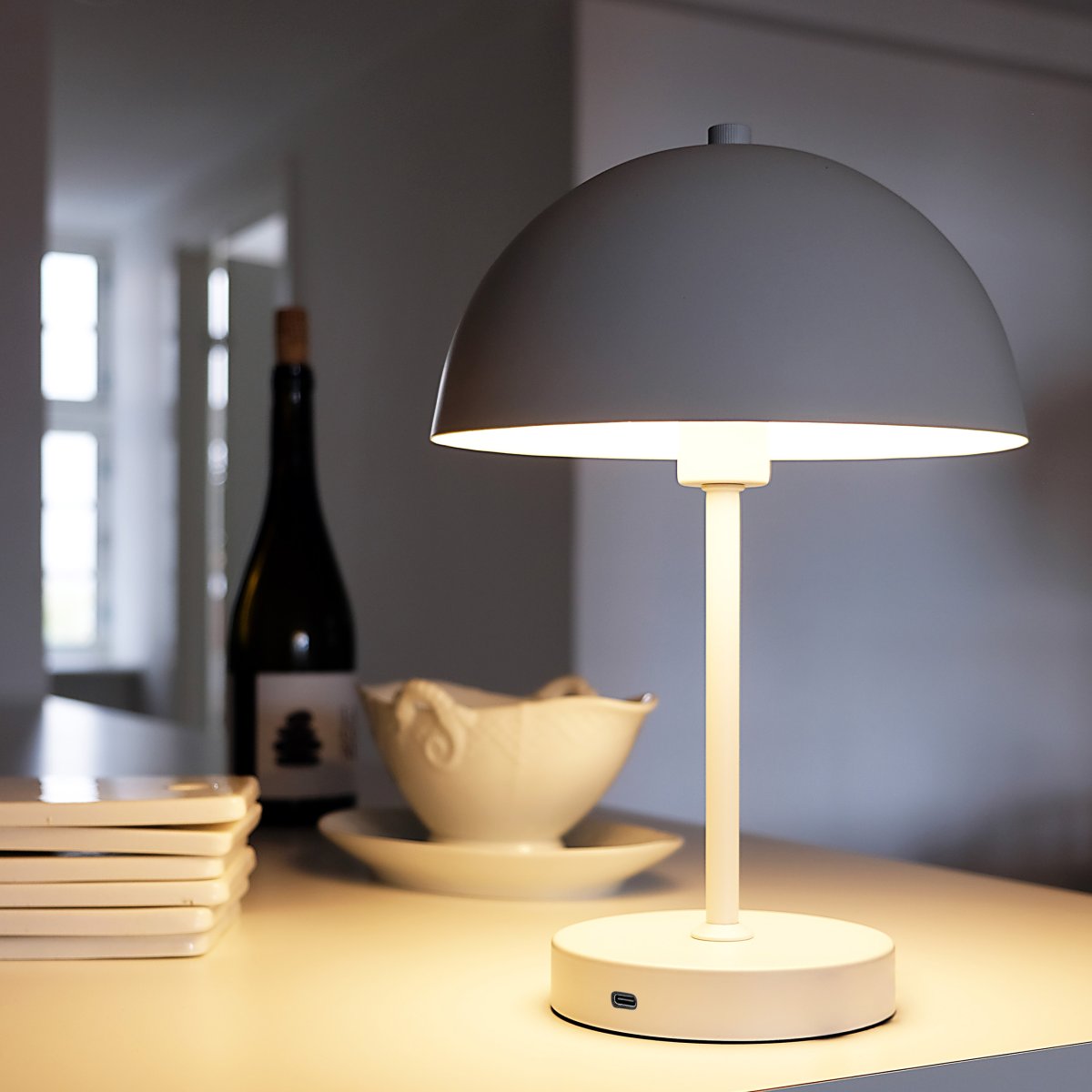 Stockholm 30cm Weiß tragbare Von Dyberg Larsen - Die Stockholm LED-Tischleuchte in Wei&szlig; ist eine wiederaufladbare Lampe mit drei Helligkeitsstufen (100 %, 50 % und 25 %), ideal sowohl f&uuml;r den Innen- als auch den gelegentlichen Au&szlig;enbereich.
