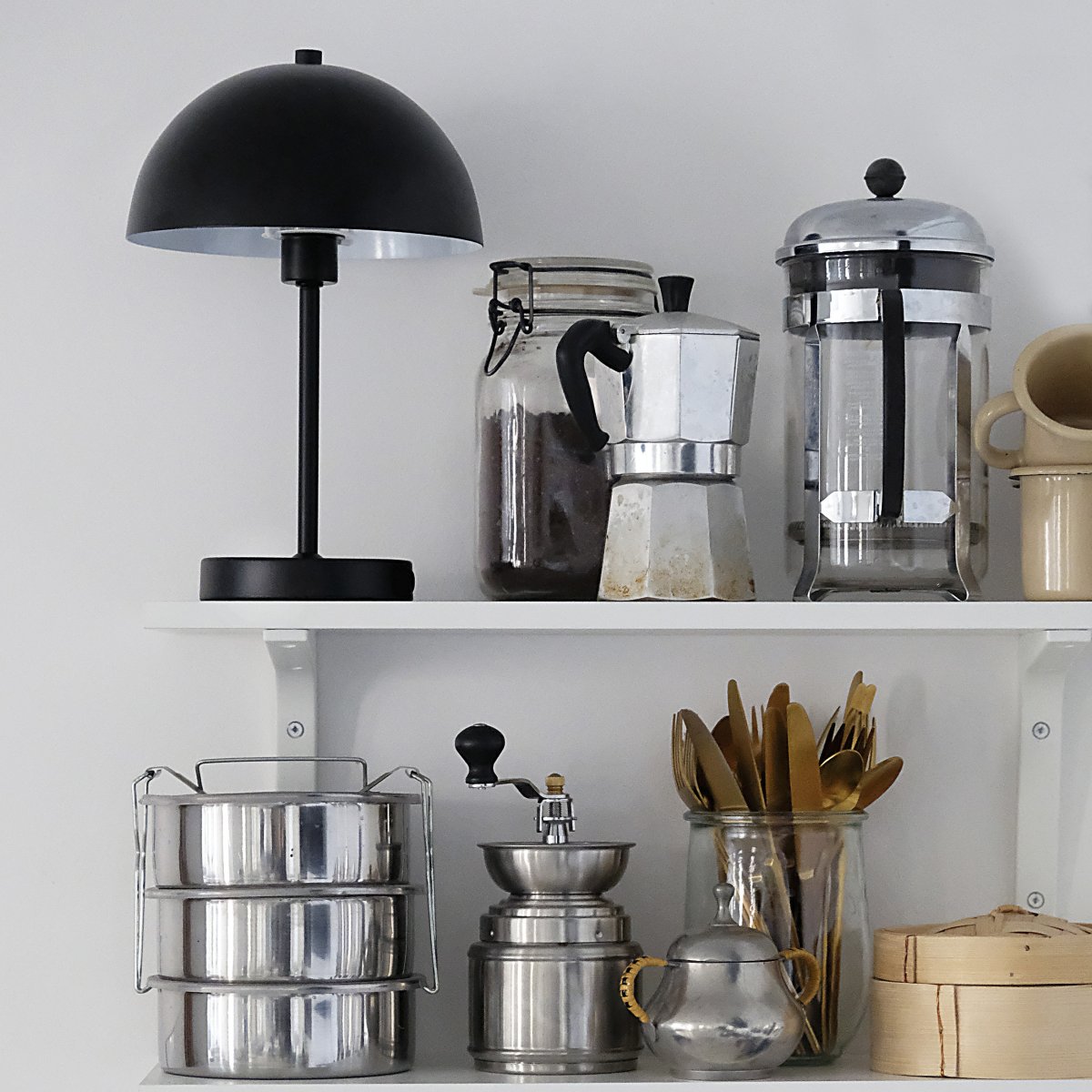 Stockholm 30cm Schwarz tragbare Von Dyberg Larsen - Die Stockholm LED-Tischleuchte in Schwarz ist eine wiederaufladbare Lampe mit drei Helligkeitsstufen (100 %, 50 % und 25 %), ideal sowohl f&uuml;r den Innen- als auch den gelegentlichen Au&szlig;enbereich.