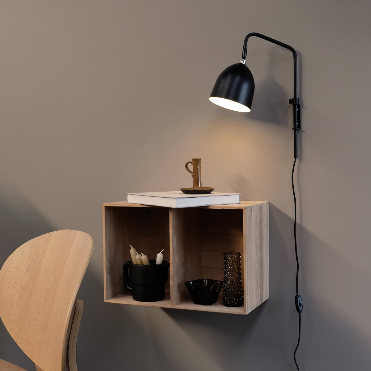 Easton 43cm Schwarz wandlampe Von Dyberg Larsen - Elegant und flexibel ist es die perfekte Ergänzung zu Ihrem Lieblingssessel.