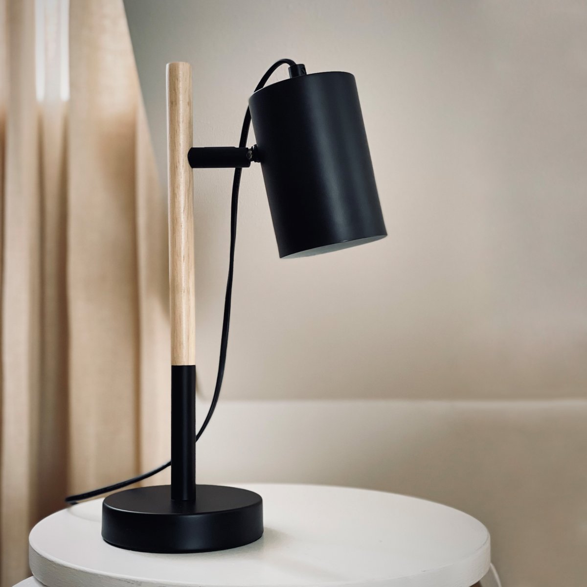 Woody 35cm Schwarz schreibtischlampe Von Dyberg Larsen - Das 1,5 Meter lange Stoffkabel mit praktischem Ein-/Ausschalter macht die Lampe einfach zu bedienen und perfekt für Büroschreibtische und Nachttische.
