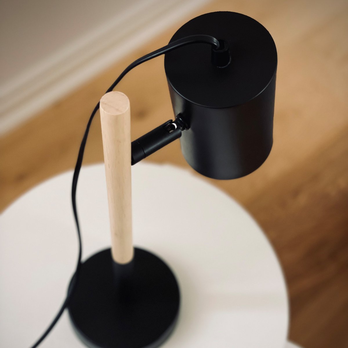 Woody 35cm Schwarz schreibtischlampe Von Dyberg Larsen - Das 1,5 Meter lange Stoffkabel mit praktischem Ein-/Ausschalter macht die Lampe einfach zu bedienen und perfekt für Büroschreibtische und Nachttische.