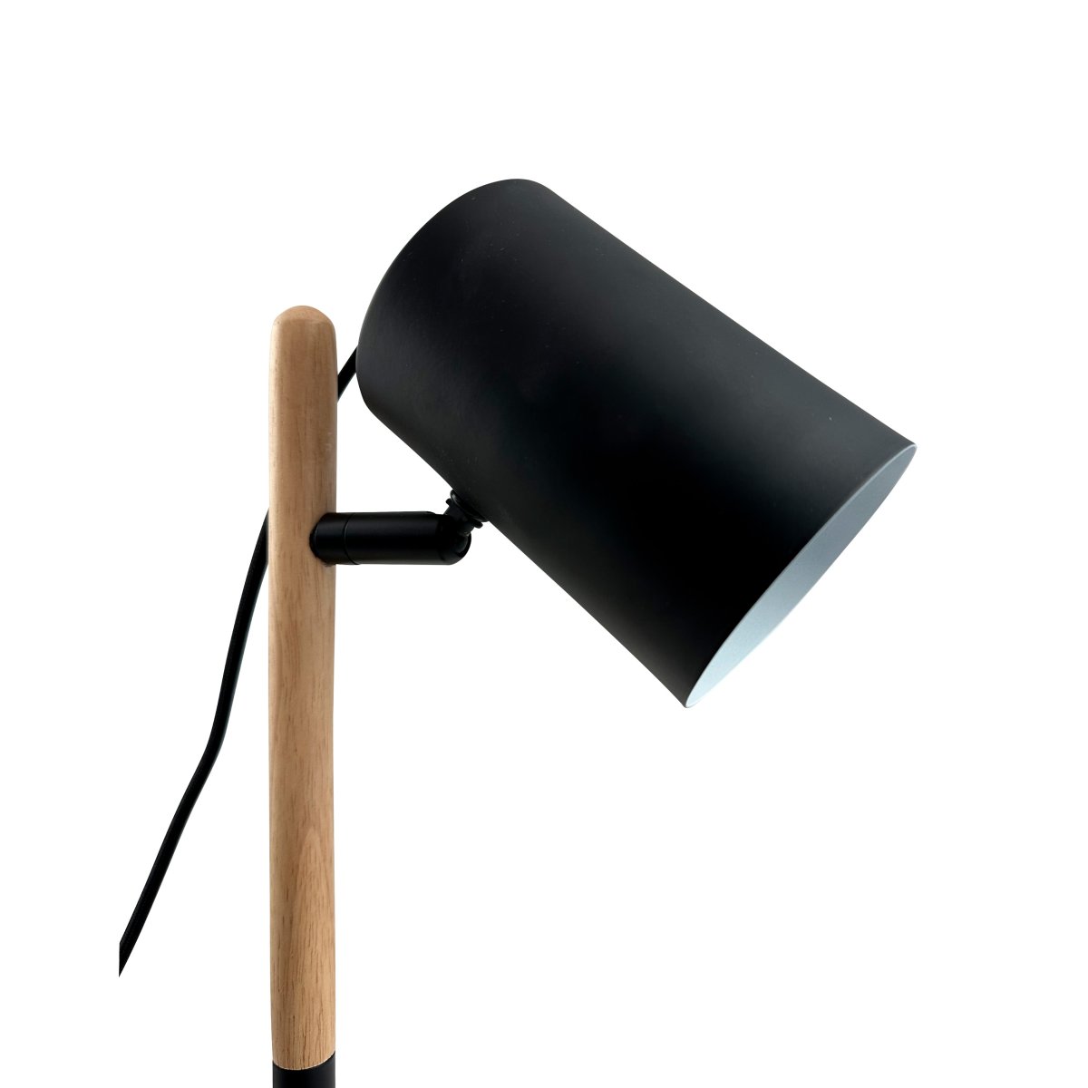 Woody 35cm Schwarz schreibtischlampe Von Dyberg Larsen - Das 1,5 Meter lange Stoffkabel mit praktischem Ein-/Ausschalter macht die Lampe einfach zu bedienen und perfekt für Büroschreibtische und Nachttische.