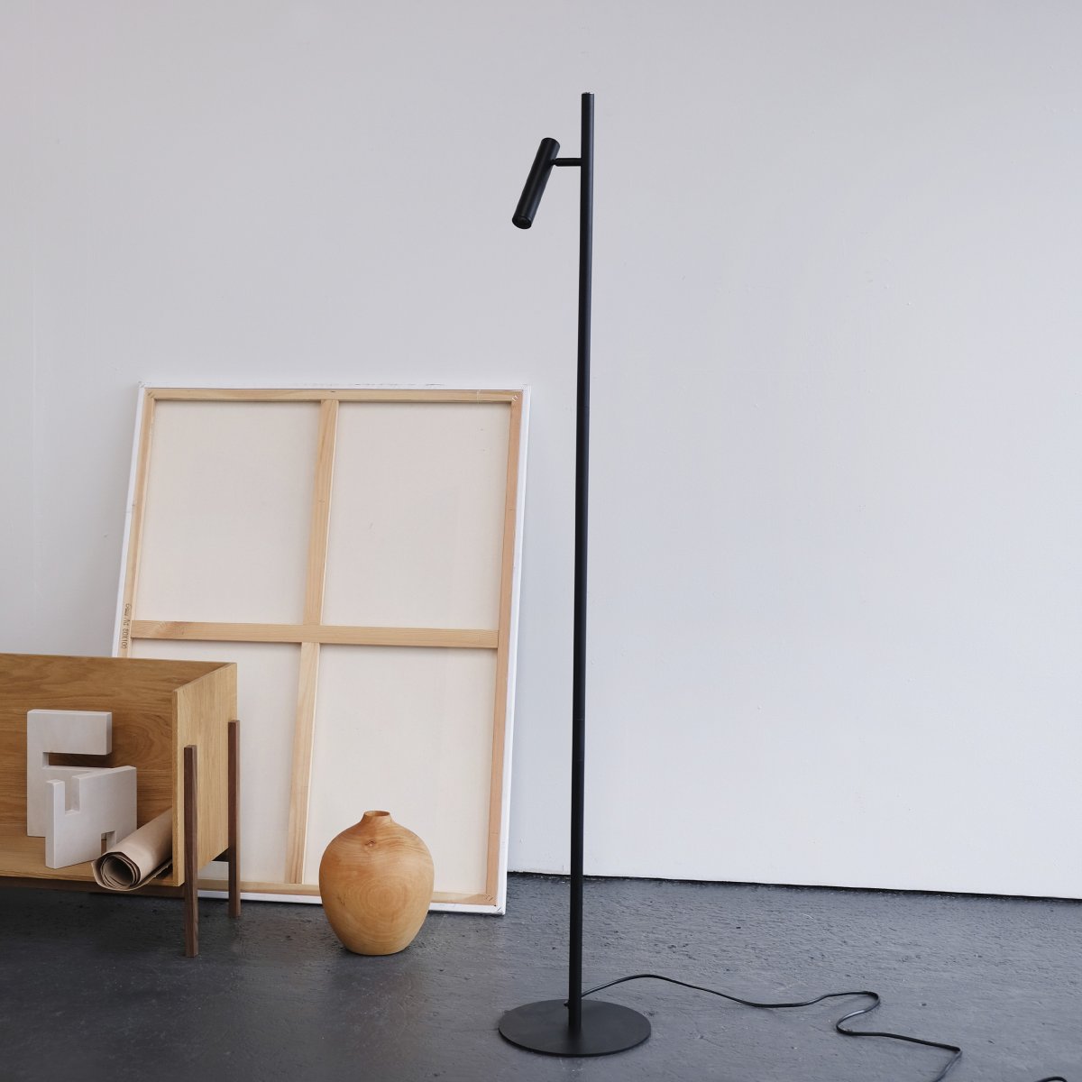 Carlo 1 Schwarz stehlampe Von Dyberg Larsen - Die Stehleuchte Carlo ist eine LED-Leuchte mit minimalistischem und elegantem Design.