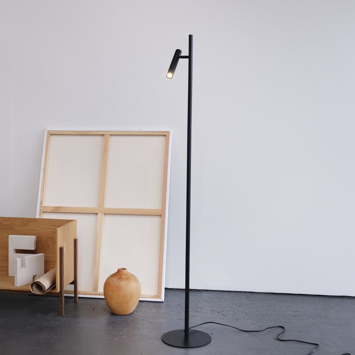 Carlo 1 Schwarz stehlampe Von Dyberg Larsen - Die Stehleuchte Carlo ist eine LED-Leuchte mit minimalistischem und elegantem Design.