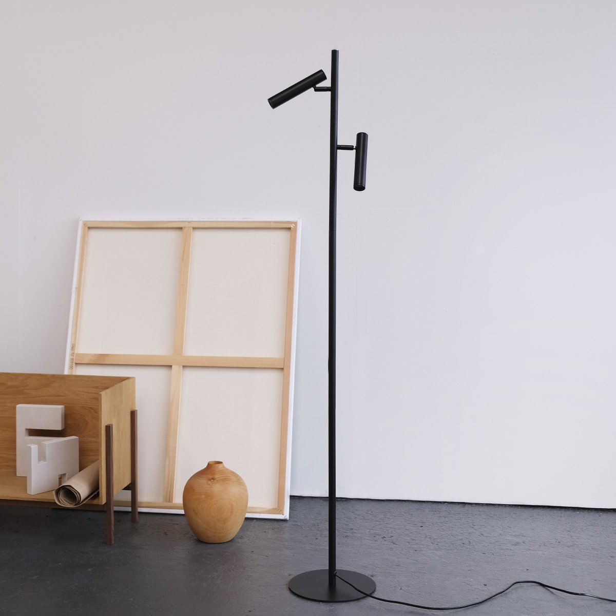 Carlo 2 Schwarz stehlampe Von Dyberg Larsen - Die Stehleuchte Carlo ist eine LED-Leuchte mit minimalistischem und elegantem Design.